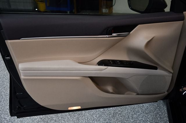 2019 Toyota Camry Hybrid LE CVT - 23067072 - 20