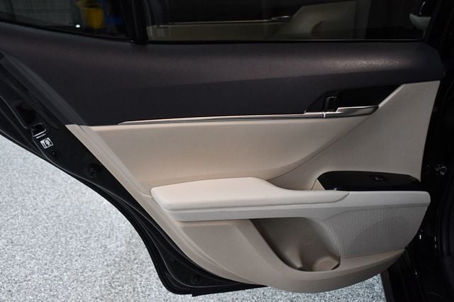 2019 Toyota Camry Hybrid LE CVT - 23067072 - 22