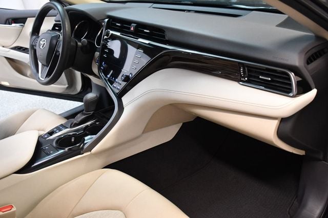 2019 Toyota Camry Hybrid LE CVT - 23067072 - 25