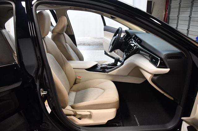 2019 Toyota Camry Hybrid LE CVT - 23067072 - 27