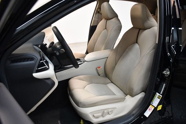 2019 Toyota Camry Hybrid LE CVT - 23067072 - 28