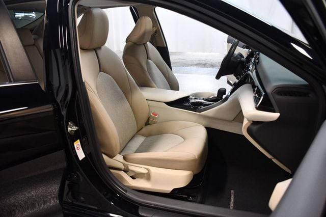 2019 Toyota Camry Hybrid LE CVT - 23067072 - 29