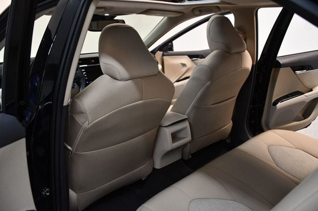 2019 Toyota Camry Hybrid LE CVT - 23067072 - 30