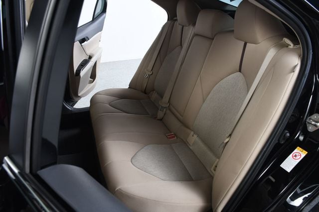 2019 Toyota Camry Hybrid LE CVT - 23067072 - 32