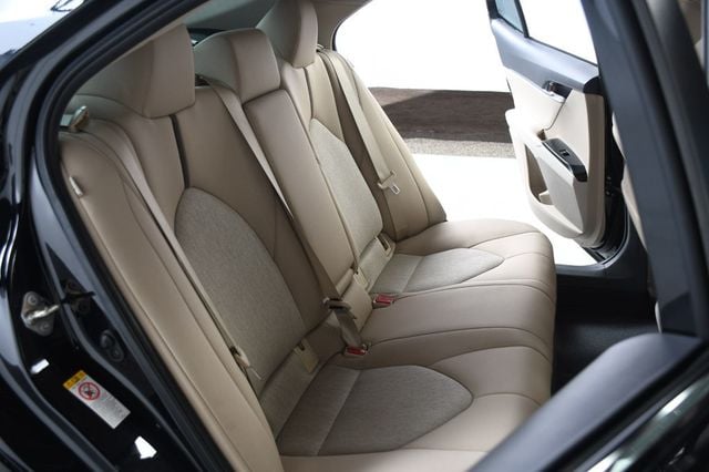 2019 Toyota Camry Hybrid LE CVT - 23067072 - 36
