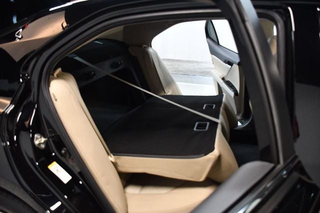 2019 Toyota Camry Hybrid LE CVT - 23067072 - 38