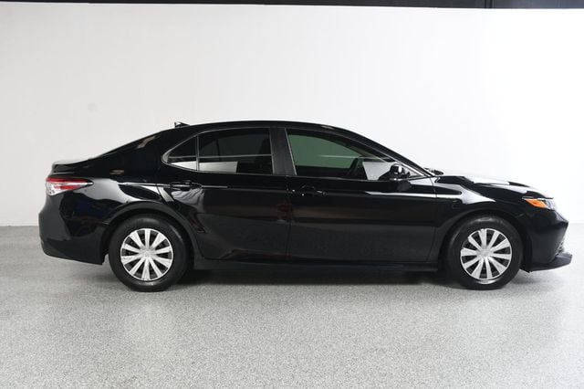 2019 Toyota Camry Hybrid LE CVT - 23067072 - 3