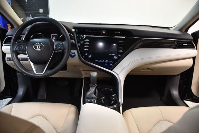 2019 Toyota Camry Hybrid LE CVT - 23067072 - 4