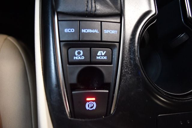 2019 Toyota Camry Hybrid LE CVT - 23067072 - 70