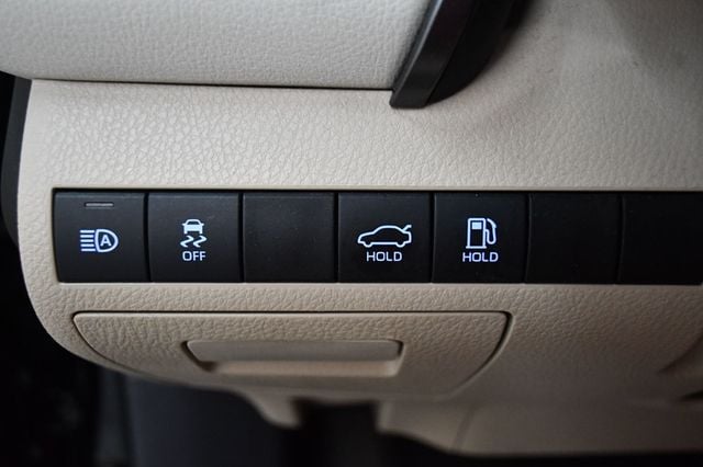 2019 Toyota Camry Hybrid LE CVT - 23067072 - 77