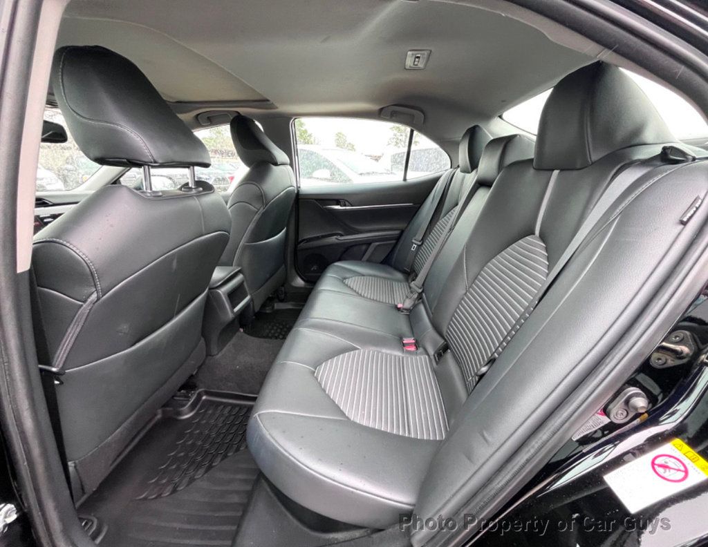 2019 Toyota Camry Hybrid SE CVT - 22318453 - 19