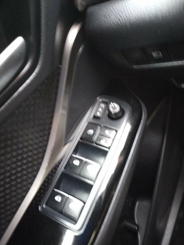 2019 Toyota C-HR XLE FWD - 22915234 - 22