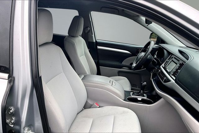 2019 Toyota Highlander LE - 23017188 - 12
