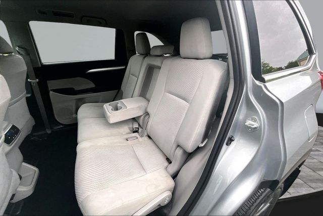 2019 Toyota Highlander LE - 23017188 - 16