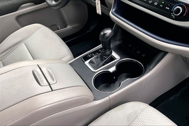 2019 Toyota Highlander LE - 23017188 - 28