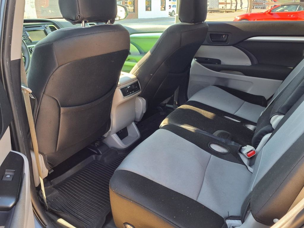 2019 Toyota Highlander LE I4 FWD - 23095984 - 12