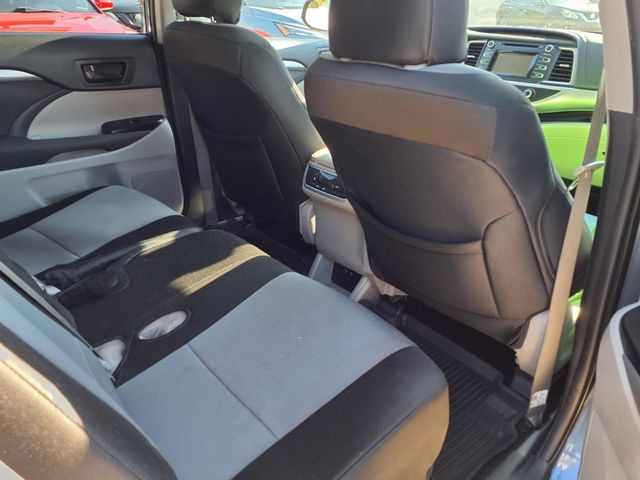 2019 Toyota Highlander LE I4 FWD - 23095984 - 17