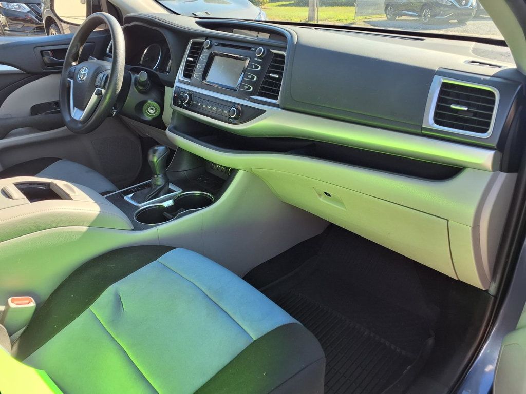 2019 Toyota Highlander LE I4 FWD - 23095984 - 18