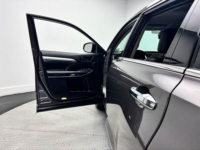 2019 Toyota Highlander LE Plus V6 AWD - 23022606 - 17