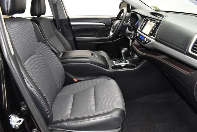 2019 Toyota Highlander LE Plus V6 AWD - 23024464 - 18