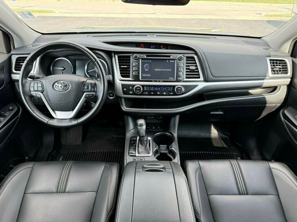 2019 Toyota Highlander SE photo 2