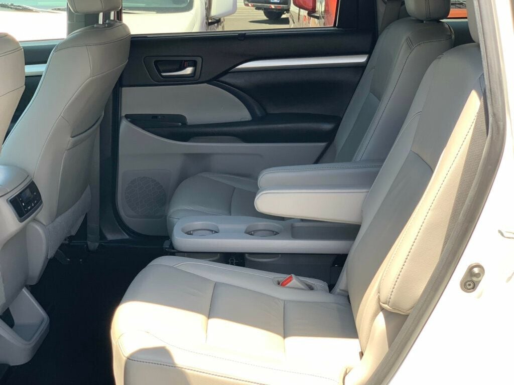 2019 Toyota Highlander XLE V6 FWD - 23030492 - 17