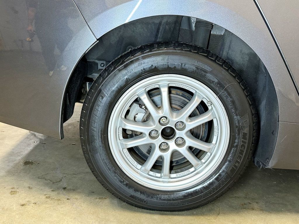 2019 Toyota Prius L Eco - 23066735 - 38