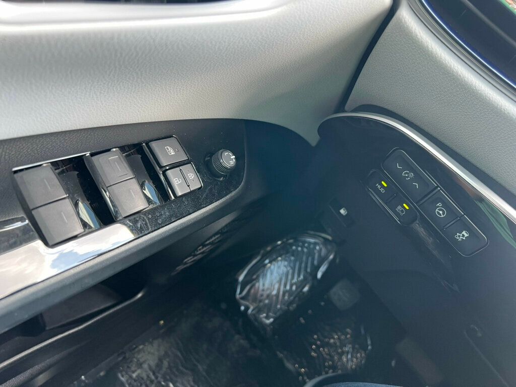 2019 Toyota Prius Limited - 22883410 - 17