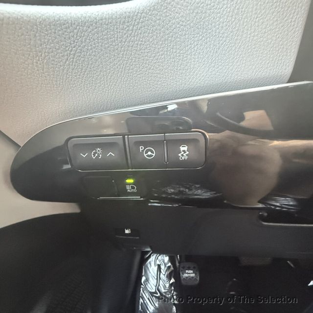 2019 Toyota Prius PRIUS LE W/TOYOTA SAFETY SENSE,  - 23071400 - 24