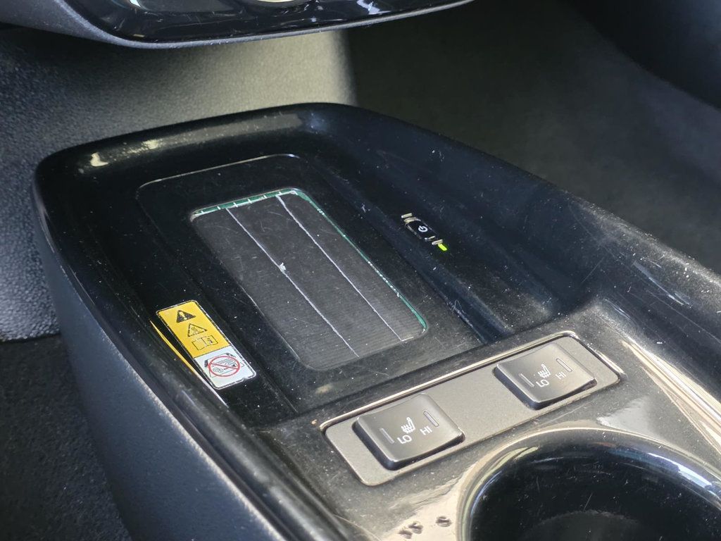 2019 Toyota Prius XLE photo 17