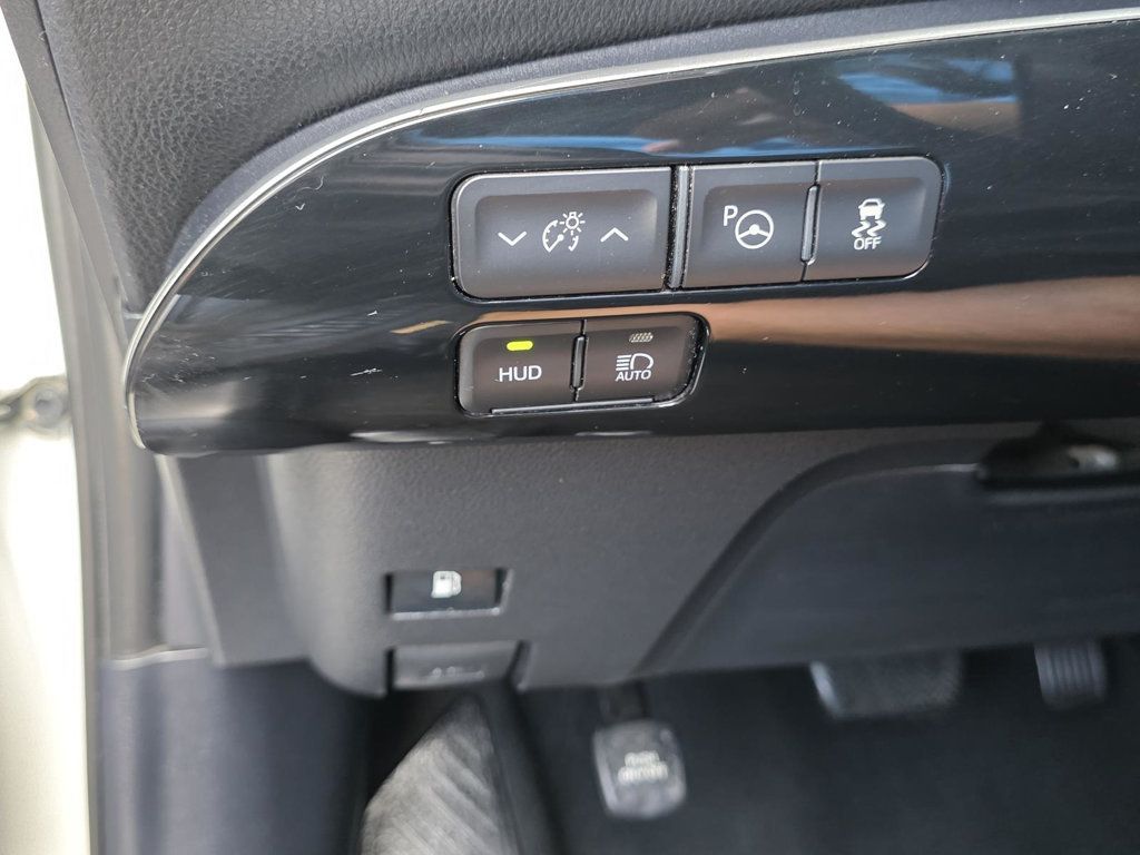 2019 Toyota Prius XLE photo 18