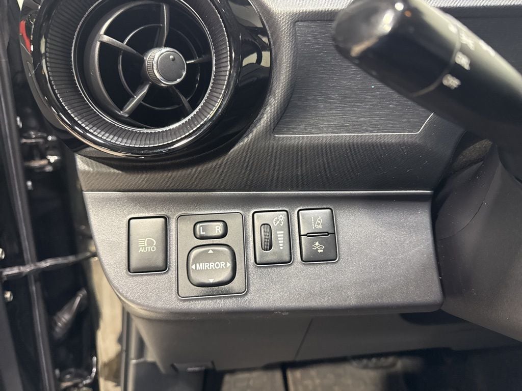 2019 Toyota Prius c LE - 22966365 - 12