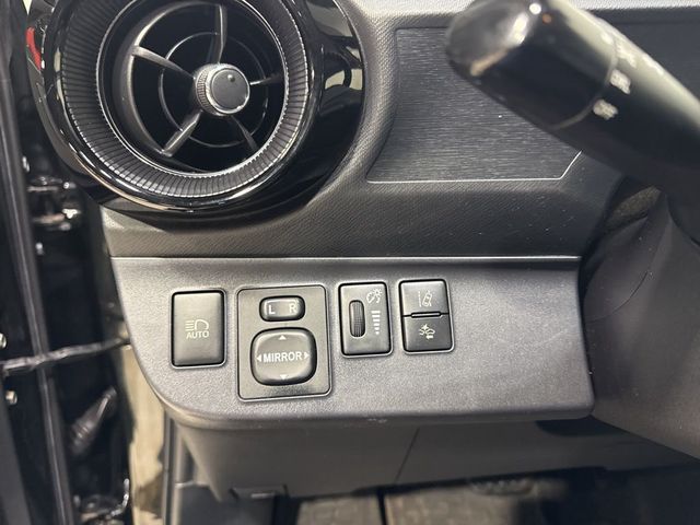 2019 Toyota Prius c LE - 22966365 - 12