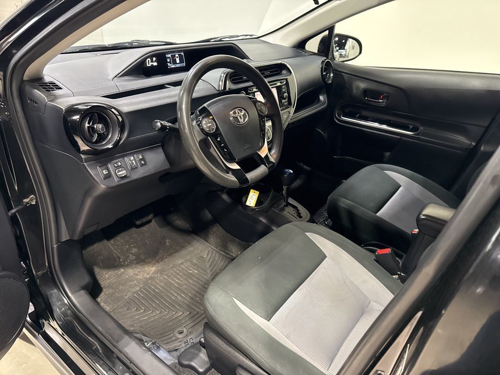 2019 Toyota Prius c LE - 22966365 - 24