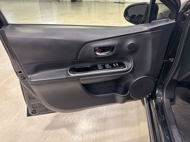 2019 Toyota Prius c LE - 22966365 - 25