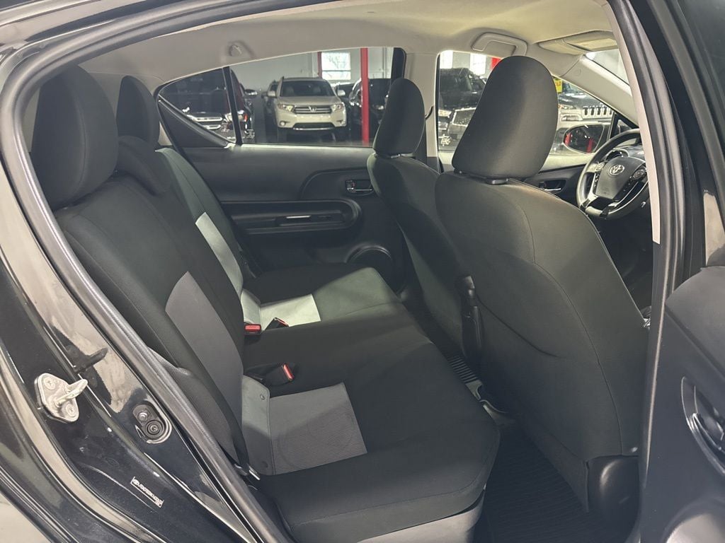 2019 Toyota Prius c LE - 22966365 - 32