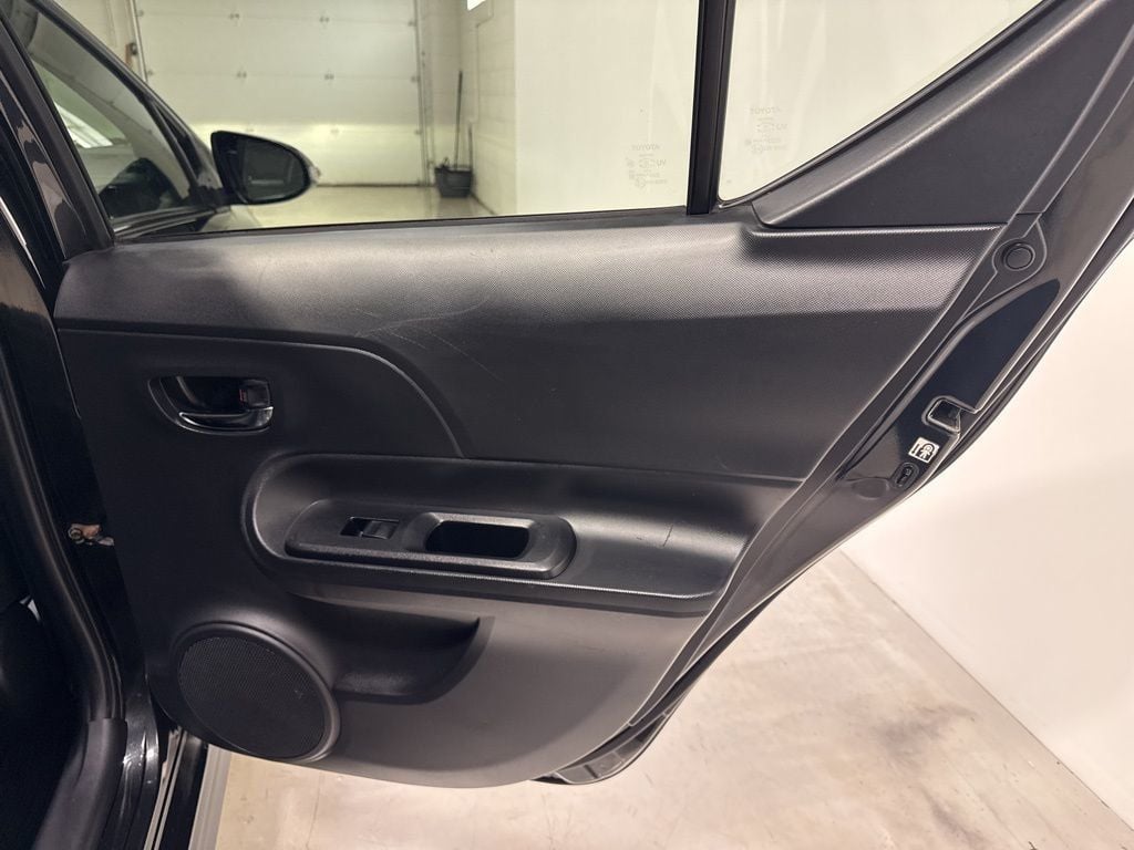 2019 Toyota Prius c LE - 22966365 - 33