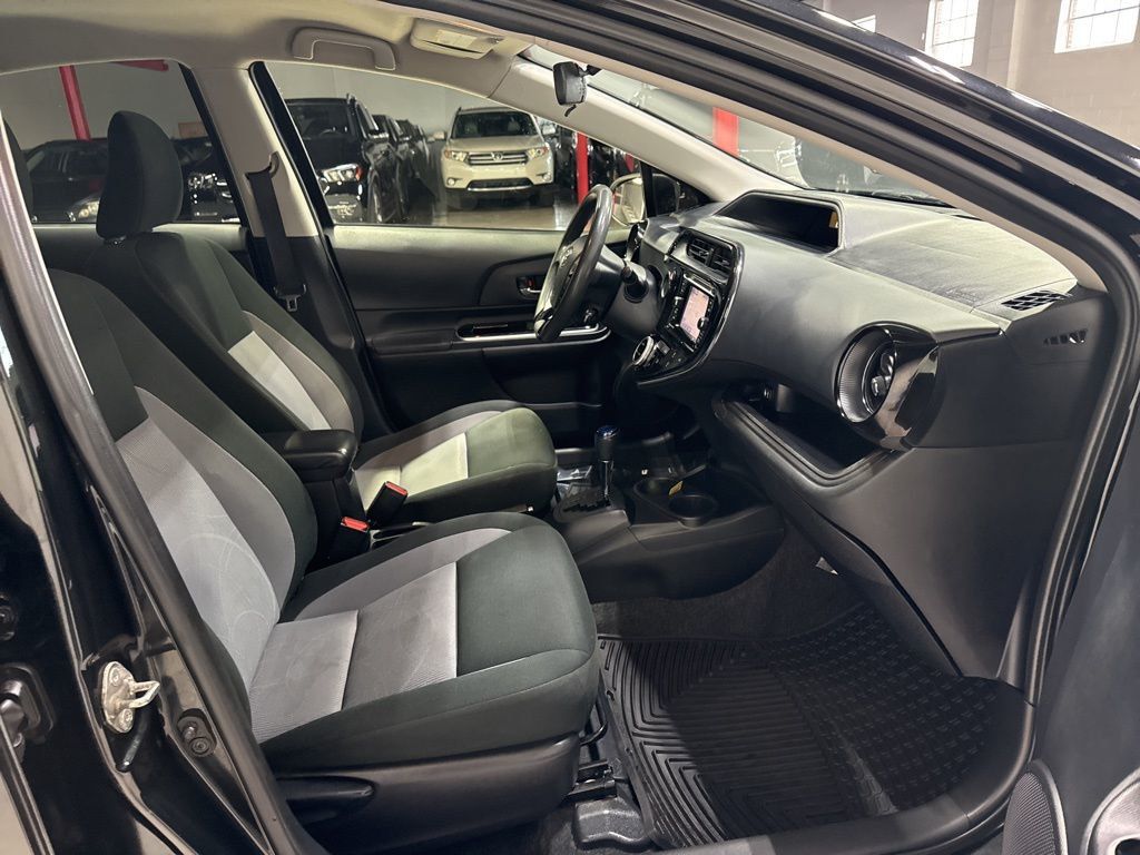 2019 Toyota Prius c LE - 22966365 - 34
