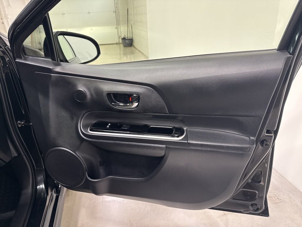 2019 Toyota Prius c LE - 22966365 - 35