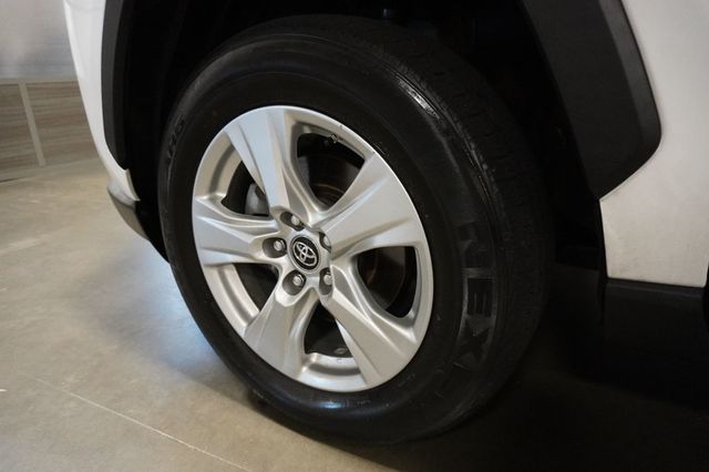2019 Toyota RAV4 Hybrid LE AWD - 23040720 - 4