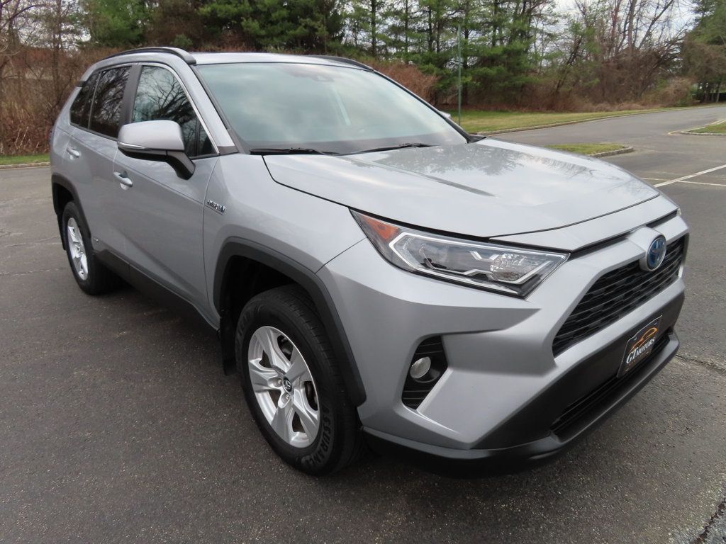 2019 Toyota RAV4 Hybrid XLE photo 17