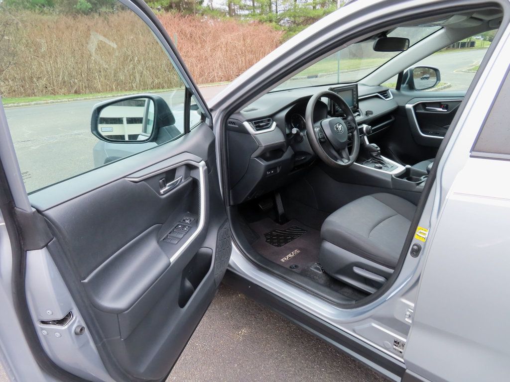 2019 Toyota RAV4 Hybrid XLE photo 19