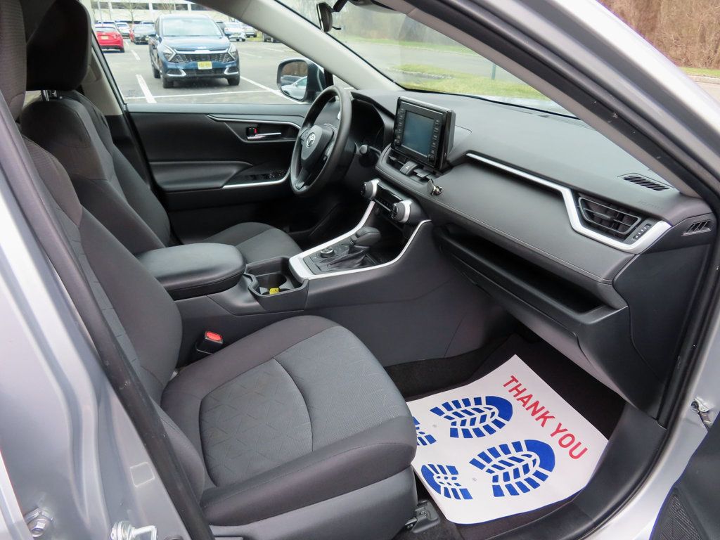 2019 Toyota RAV4 Hybrid XLE photo 23