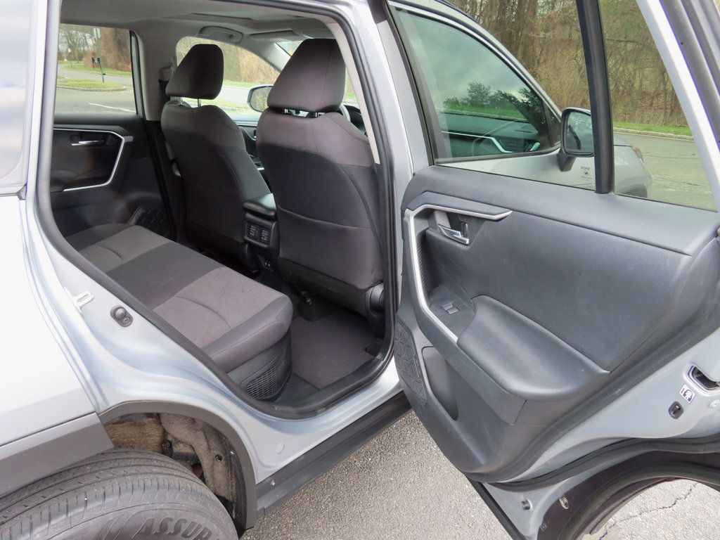2019 Toyota RAV4 Hybrid XLE photo 25