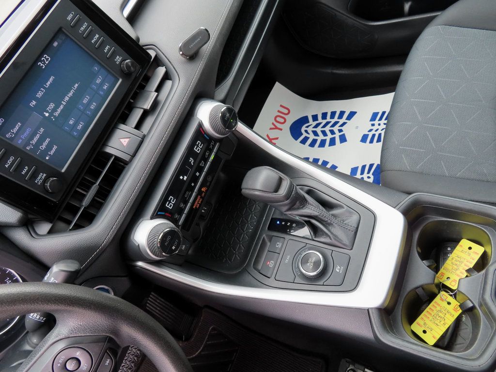 2019 Toyota RAV4 Hybrid XLE photo 31