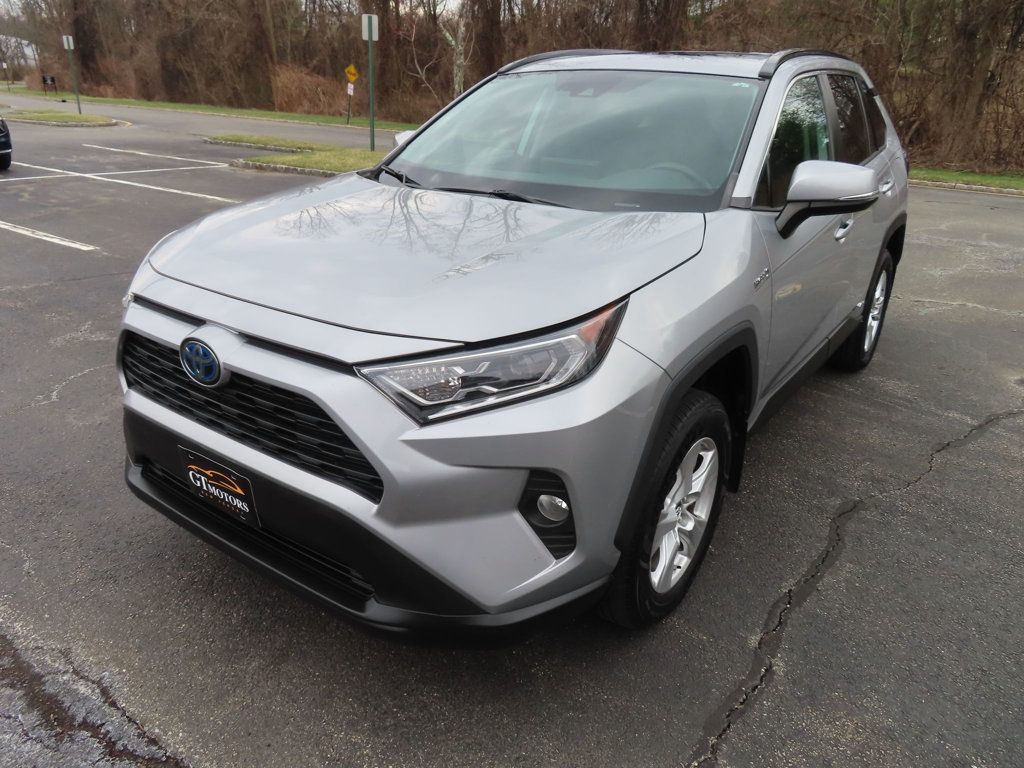 2019 Toyota RAV4 Hybrid XLE photo 4