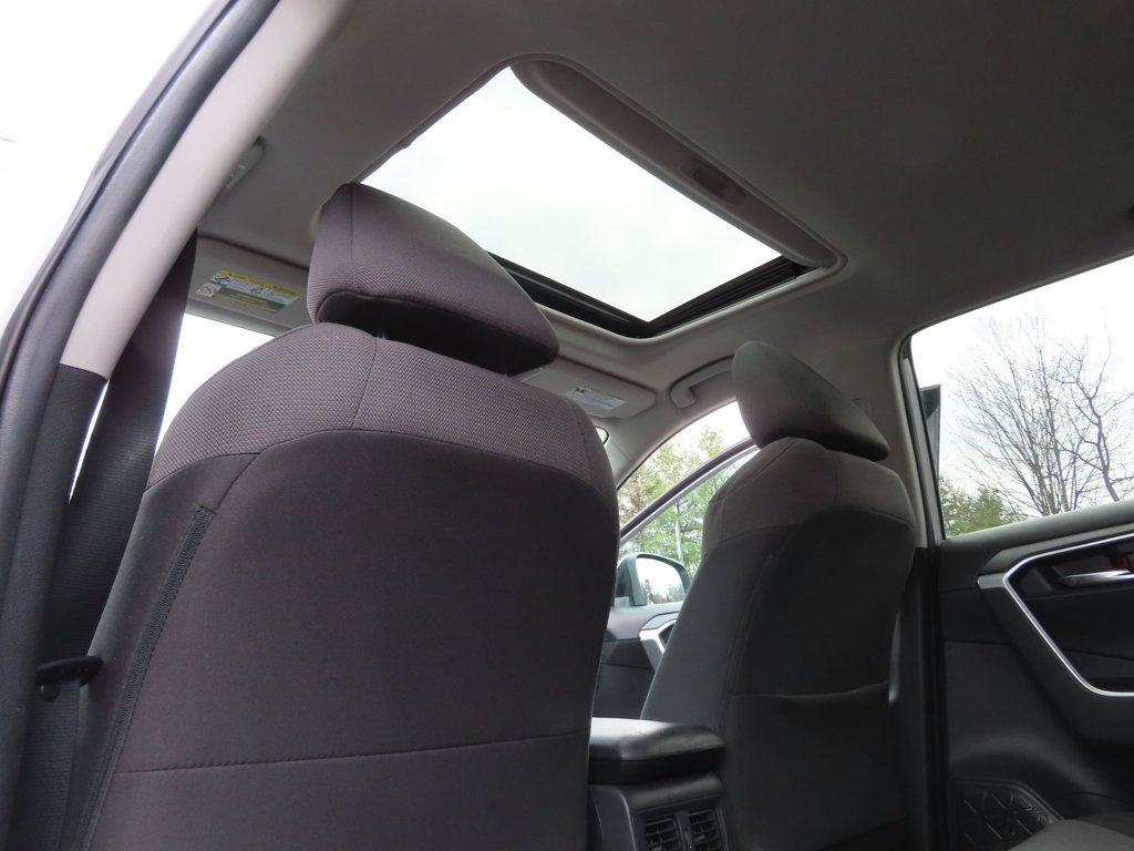 2019 Toyota RAV4 Hybrid XLE photo 7