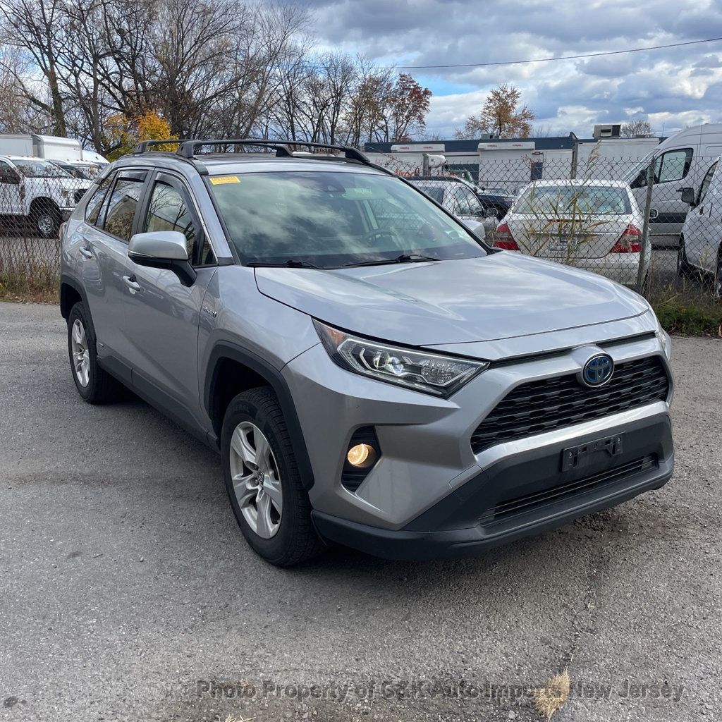2019 Toyota RAV4 Hybrid XLE photo 3