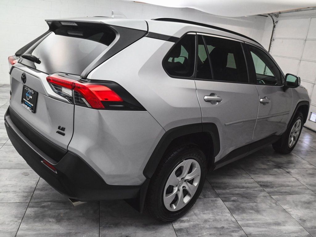 2019 Toyota RAV4 LE photo 3