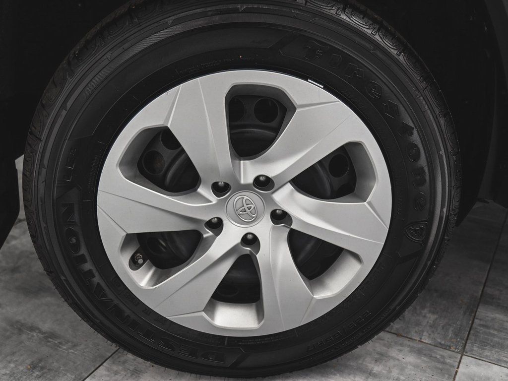 2019 Toyota RAV4 LE photo 4